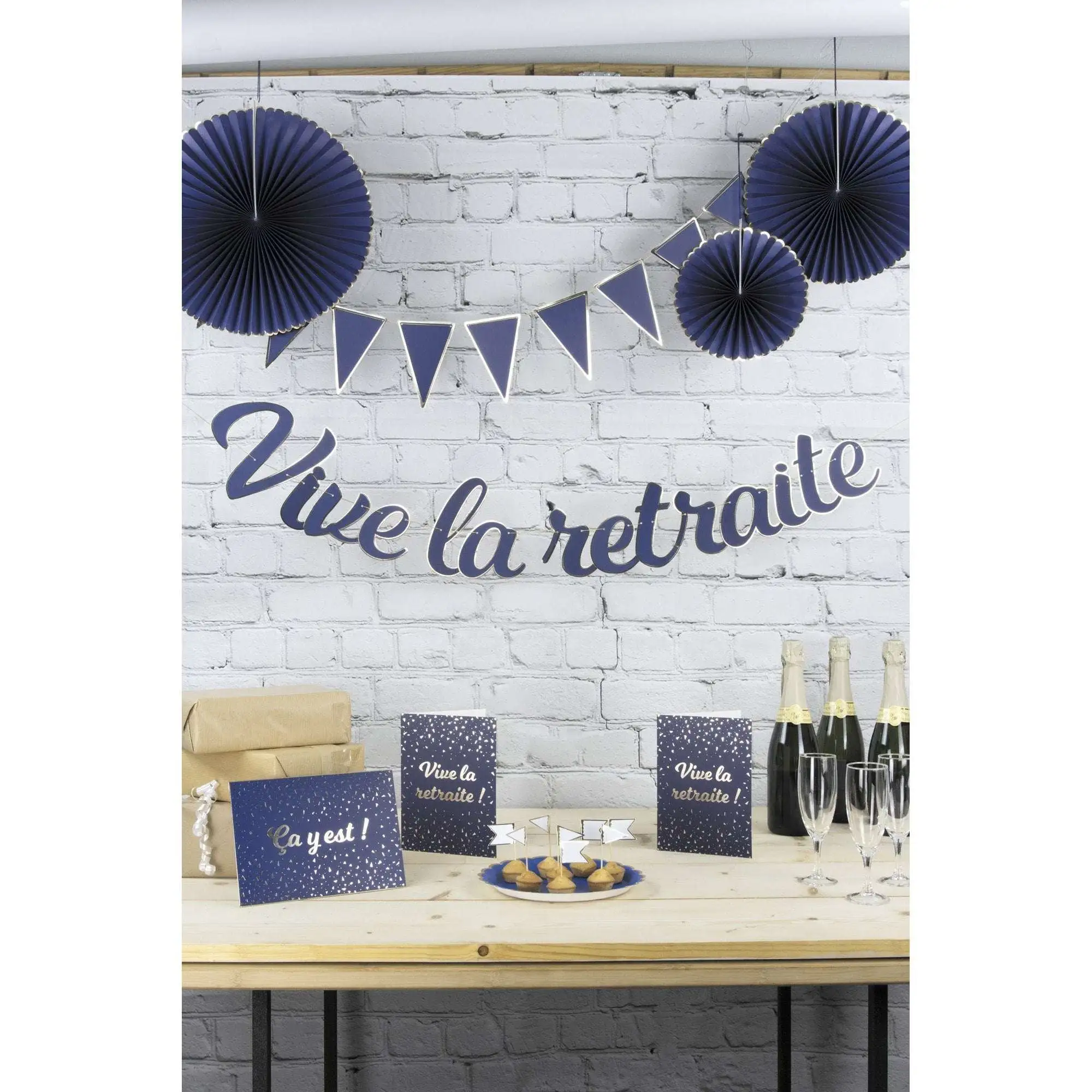 Coffret De Décorations "Vive La Retraite" Bleu Marine Et Or 1 Coffret De Décorations "Vive La Retraite" Bleu Marine Et Or